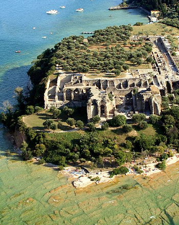Grotte di Catullo 350×440