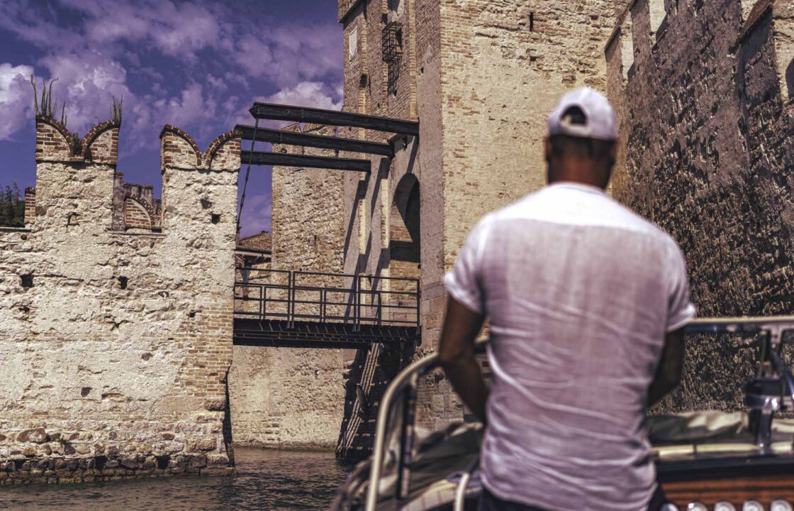 boat-tour-passaggio-sotto-ai-ponti-del-castello-scaligero-sirmione