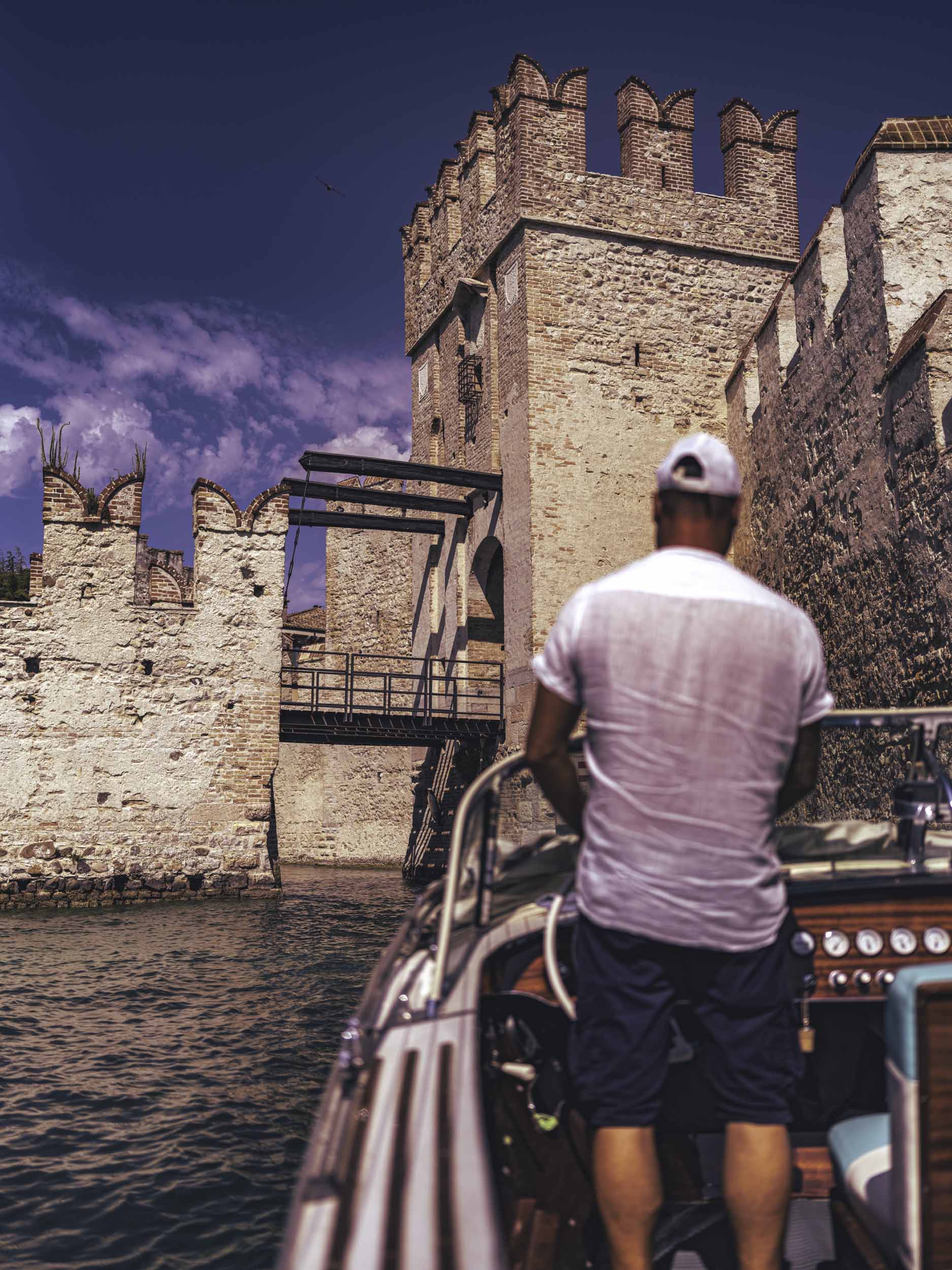 boat-tour-passaggio-sotto-ai-ponti-del-castello-scaligero-sirmione